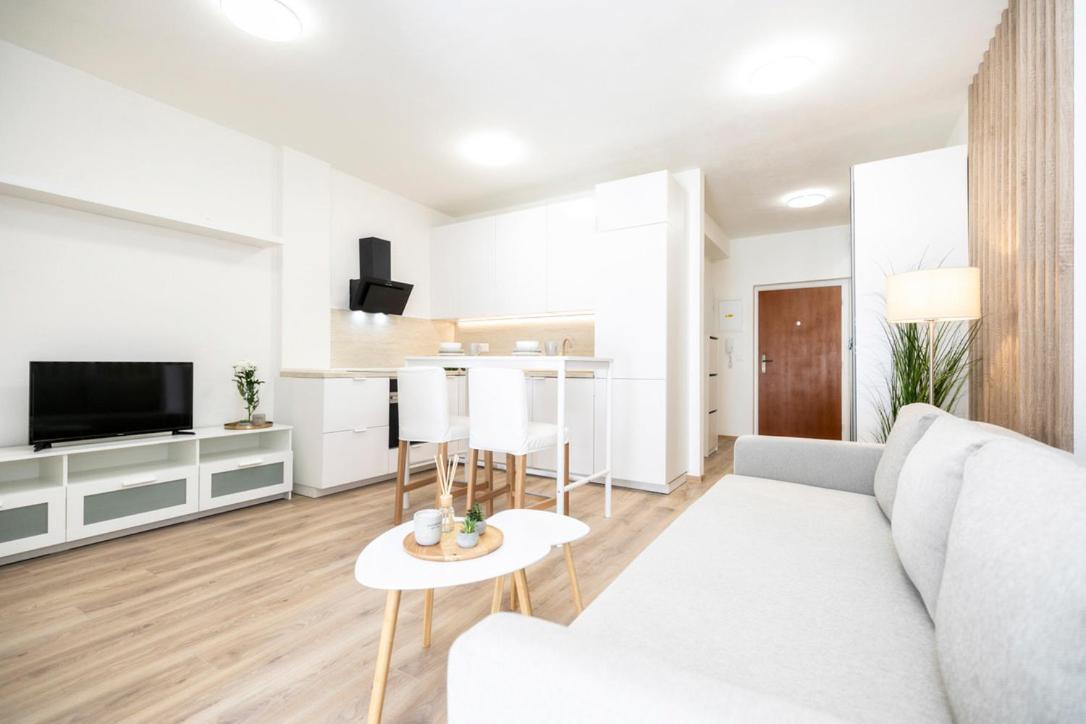 Alure Residences 2 & 24H Self Check-In, Parking In The Garage In The Apartment Building Included, New Building, Terrace, Green Location With A Forest Park With A Lake, Children'S Playground Banská Bystrica Exteriör bild