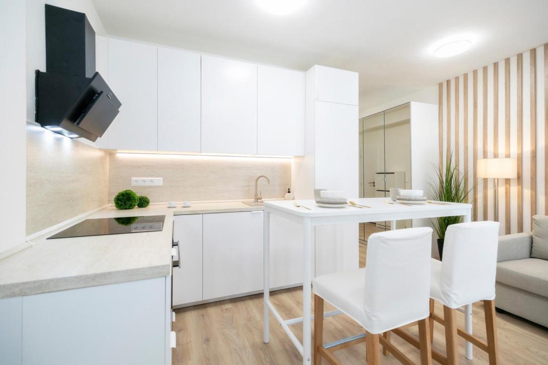 Alure Residences 2 & 24H Self Check-In, Parking In The Garage In The Apartment Building Included, New Building, Terrace, Green Location With A Forest Park With A Lake, Children'S Playground Banská Bystrica Exteriör bild