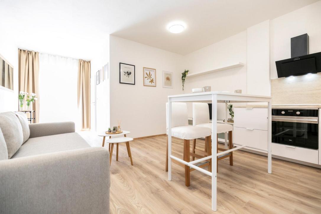 Alure Residences 2 & 24H Self Check-In, Parking In The Garage In The Apartment Building Included, New Building, Terrace, Green Location With A Forest Park With A Lake, Children'S Playground Banská Bystrica Exteriör bild