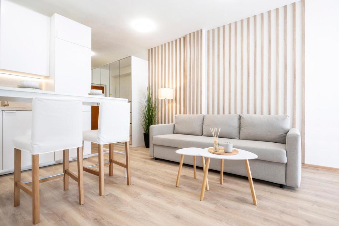 Alure Residences 2 & 24H Self Check-In, Parking In The Garage In The Apartment Building Included, New Building, Terrace, Green Location With A Forest Park With A Lake, Children'S Playground Banská Bystrica Exteriör bild