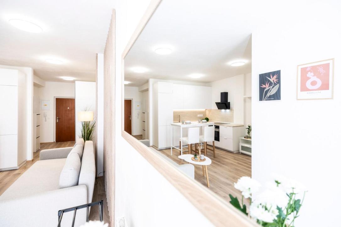 Alure Residences 2 & 24H Self Check-In, Parking In The Garage In The Apartment Building Included, New Building, Terrace, Green Location With A Forest Park With A Lake, Children'S Playground Banská Bystrica Exteriör bild